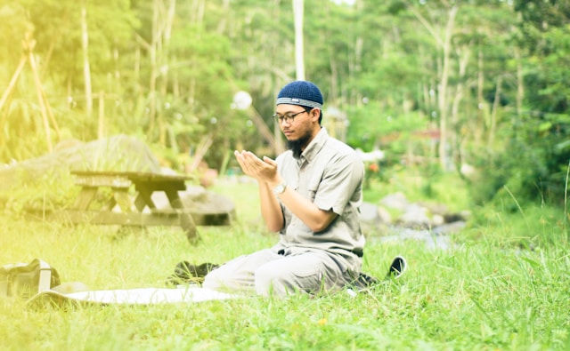 hukum sholat dengan sajadah tebal