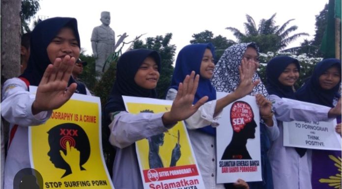 mudah terseret pemikiran sekular