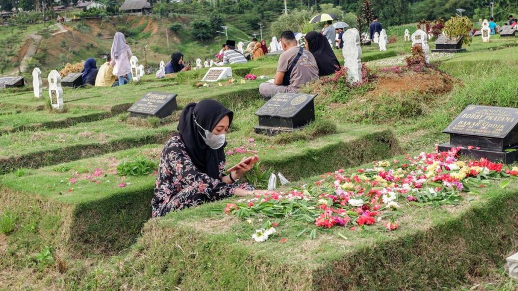 10 manfaat ziarah kubur