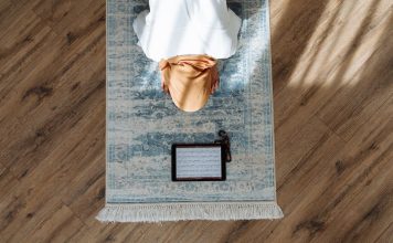 Bagaimaan Hukum Suami Istri Sholat Berjamaah di Rumah? hukum suami istri sholat berjamaah di rumah