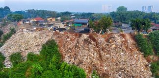 meninggalkan sampah di tempat wisata