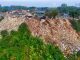 meninggalkan sampah di tempat wisata