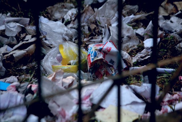 meninggalkan sampah di tempat wisata