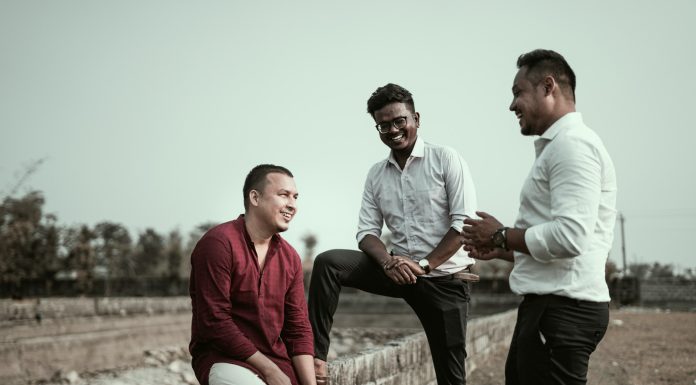 Hukum menyebar aib orang lain