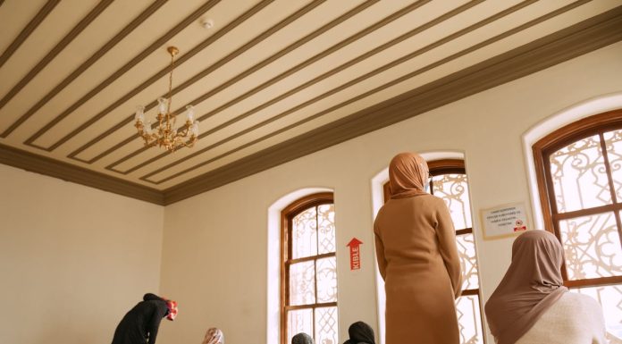 3 Cara Bertaubat dari Dosa Ghibah Sesuai Pendapat Para Ulama cara bertaubat dari dosa ghibah