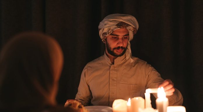 Hukum makan sambil bersandar