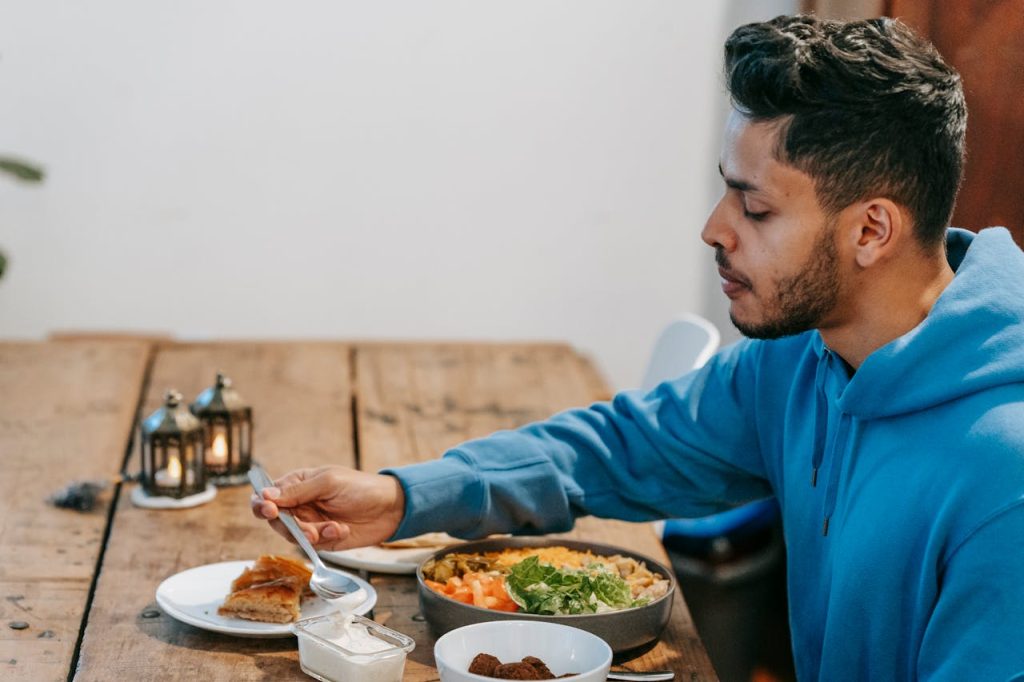 Hukum makan sambil bersandar