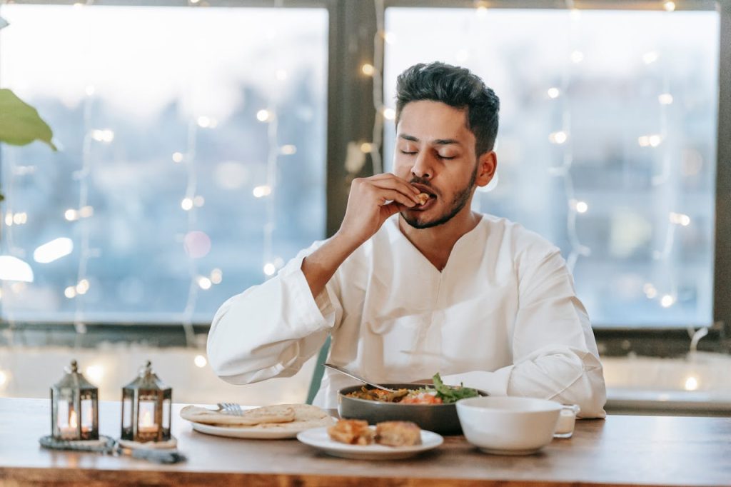Hukum makan sambil bersandar