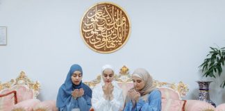 adab menerima tamu menurut Islam