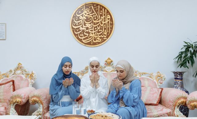 10 Adab Menerima Tamu Menurut Islam untuk Menjaga Silaturahmi adab menerima tamu menurut Islam