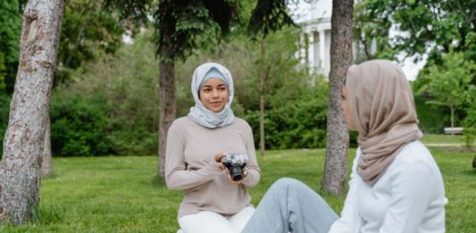 Bahaya Banyak Bicara Menurut Islam, Pentingya Menjaga Lidah bahaya banyak bicara menurut Islam