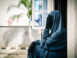batas aurat wanita di depan sesama wanita