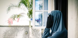 batas aurat wanita di depan sesama wanita