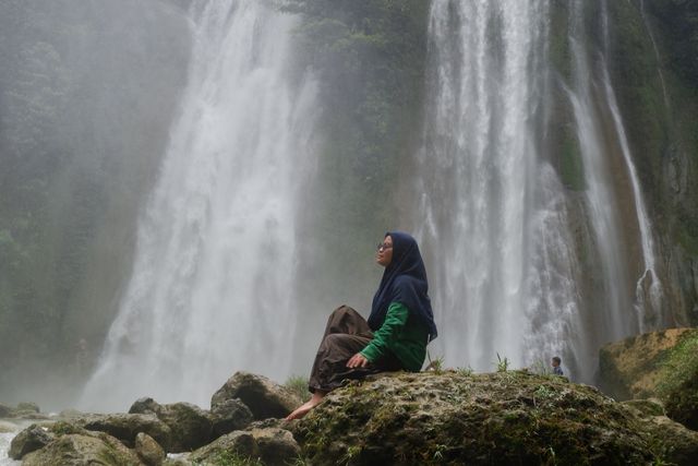 mengambil foto orang lain di tempat umum
