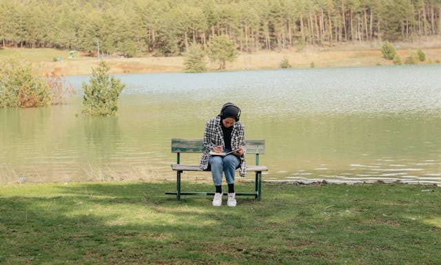 Hukum mendengarkan lagu sedih