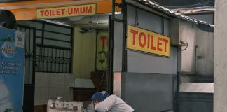 adab menggunakan air di tempat umum