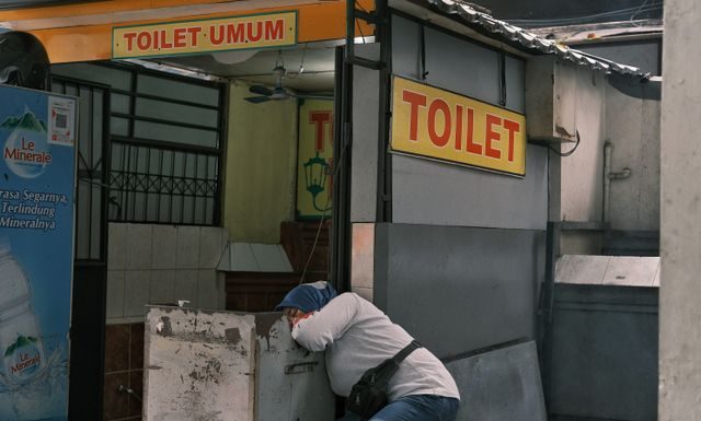 Pentingnya Menjaga Adab Menggunakan Air di Tempat Umum Menurut Islam adab menggunakan air di tempat umum