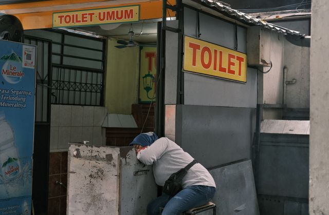 adab menggunakan air di tempat umum