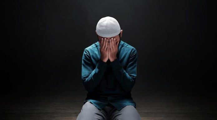 curhat kepada Allah sambil menangis