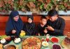 membuka aurat di depan keluarga dekat