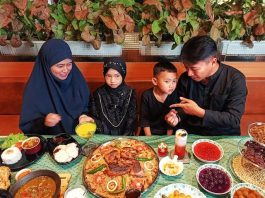 membuka aurat di depan keluarga dekat