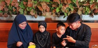 membuka aurat di depan keluarga dekat