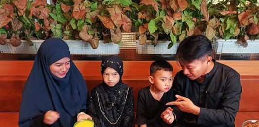 membuka aurat di depan keluarga dekat