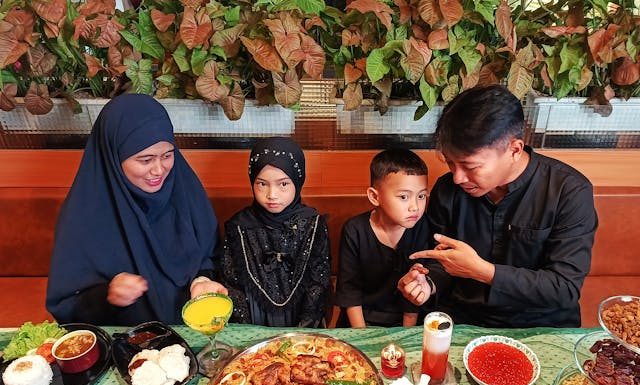 membuka aurat di depan keluarga dekat