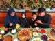 membuka aurat di depan keluarga dekat