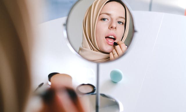 Hukum menggunakan make up saat wudhu