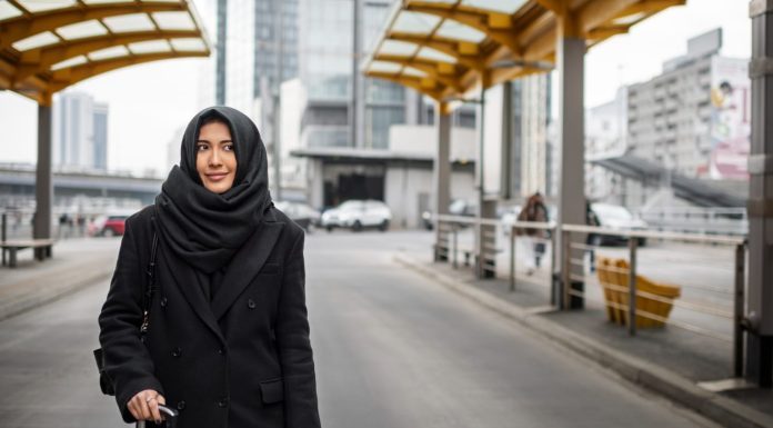 bolehkah wanita umroh sendirian