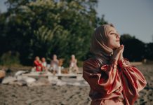 hidup penuh tuntutan sosial