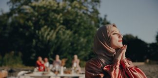 hidup penuh tuntutan sosial