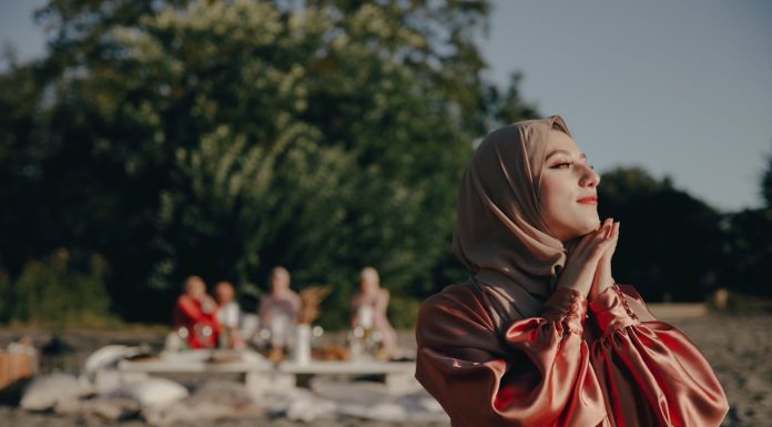 hidup penuh tuntutan sosial