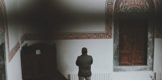 Hukum menunda shalat