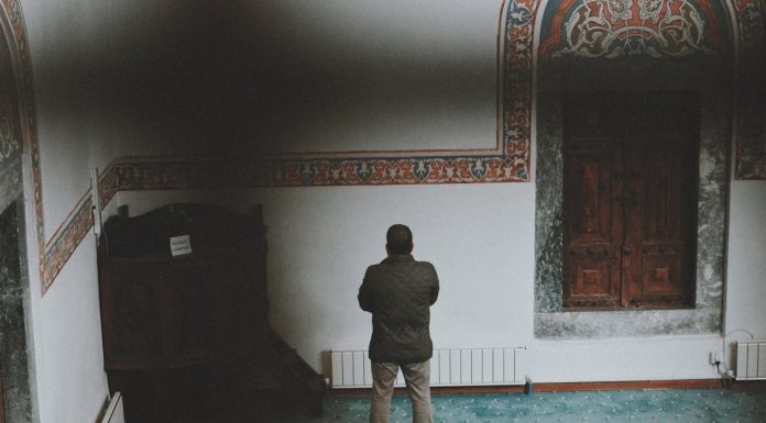 Hukum menunda shalat