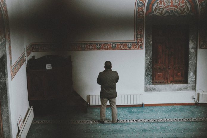 Hukum menunda shalat