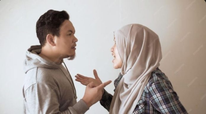 Wanita menyakiti hati lelaki