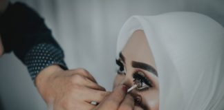 hukum memakai softlens saat shalat