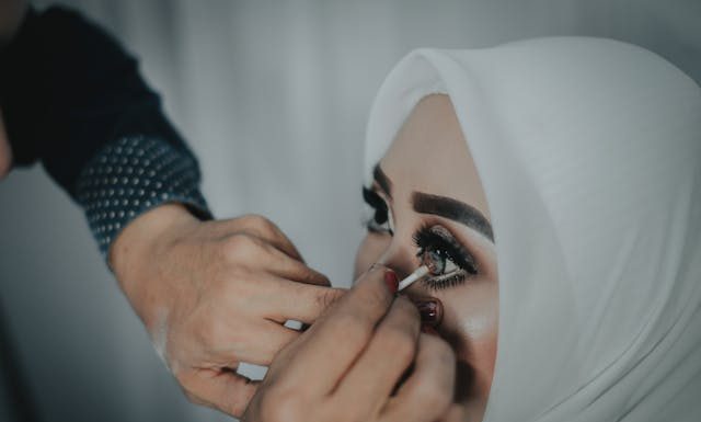 Hukum Memakai Softlens Saat Shalat, Apakah Sah? hukum memakai softlens saat shalat