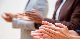 tepuk tangan saat kajian agama