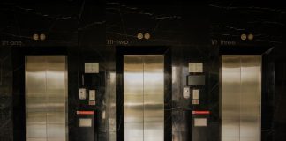 Adab masuk dan keluar lift
