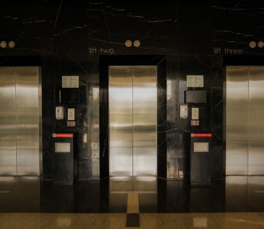 Adab masuk dan keluar lift