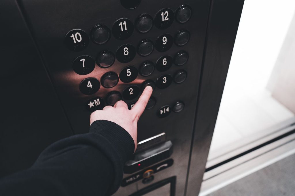 Adab masuk dan keluar lift