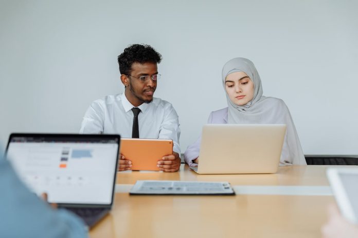 Hukum wanita bekerja di lingkungan campur