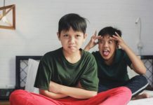Hukum mengejek teman