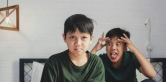 Hukum mengejek teman