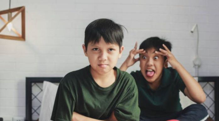 Hukum mengejek teman