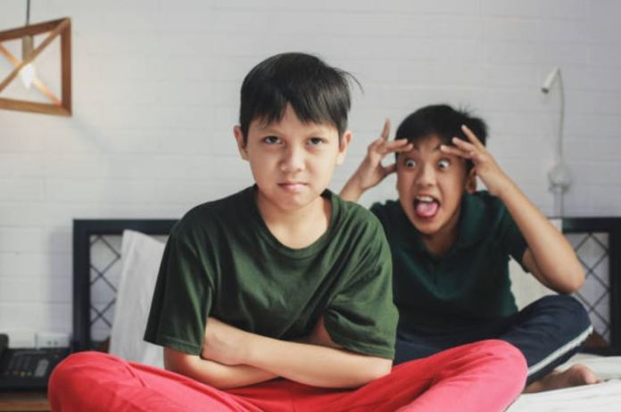 Hukum mengejek teman
