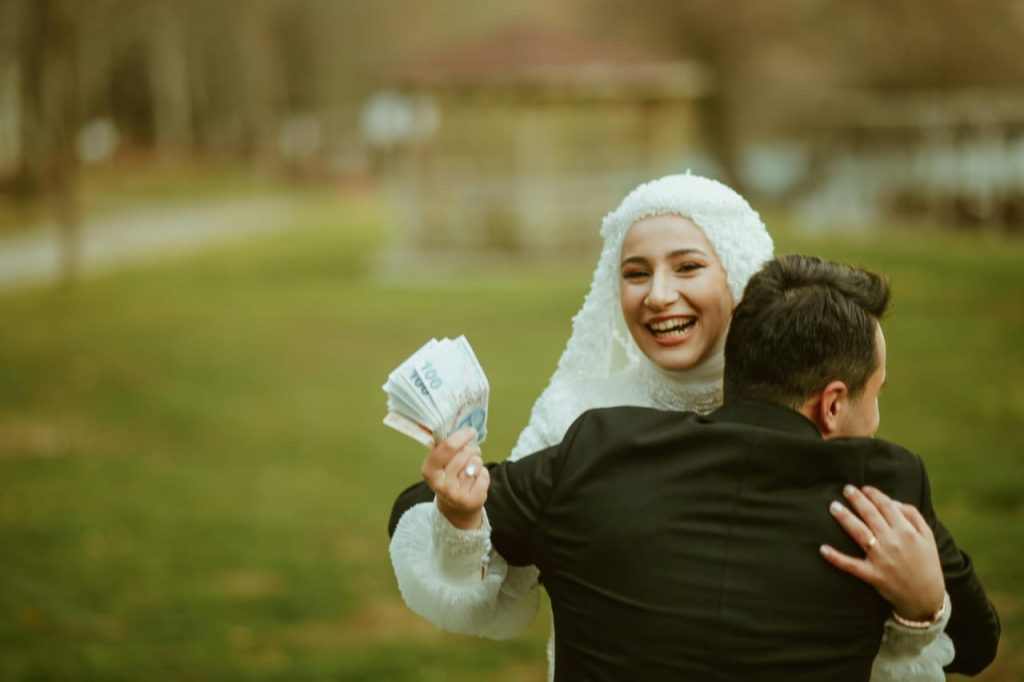 bahaya cinta uang